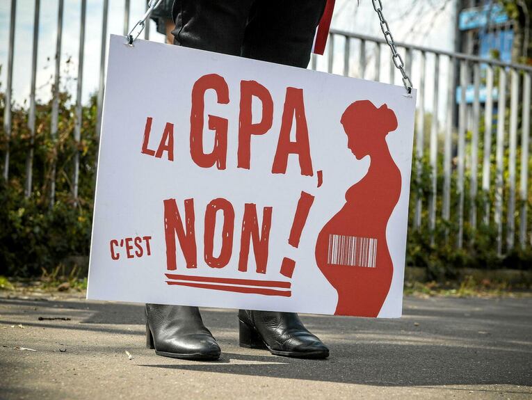 Que dit vraiment la directive européenne associant la GPA à la traite des êtres humains ?